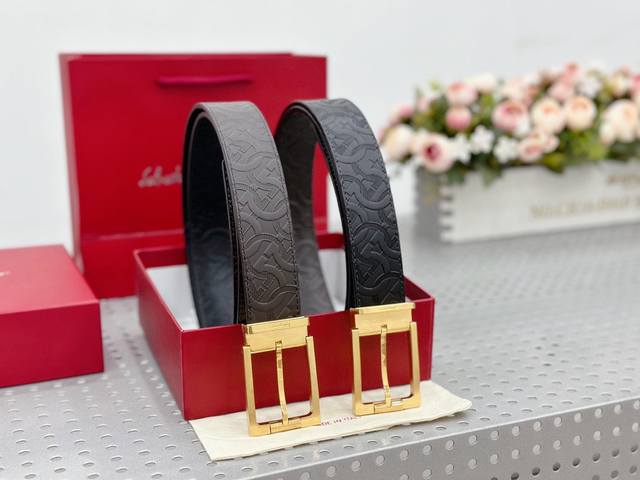 Ferragamo original double-sided imported calfskin belt. With original classic c