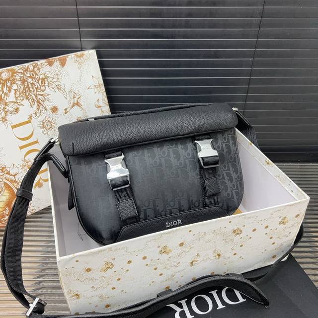 Dior Explorer Oblique Mirage Classic Technology Grained Calfskin Shoulder Crossb