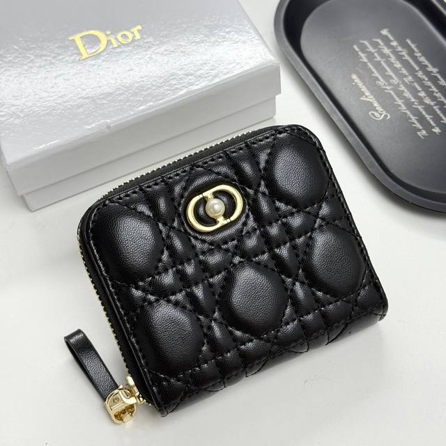 Dior F06 Color Black Pink Size: 11*10*2 The latest model from Dior is now availa