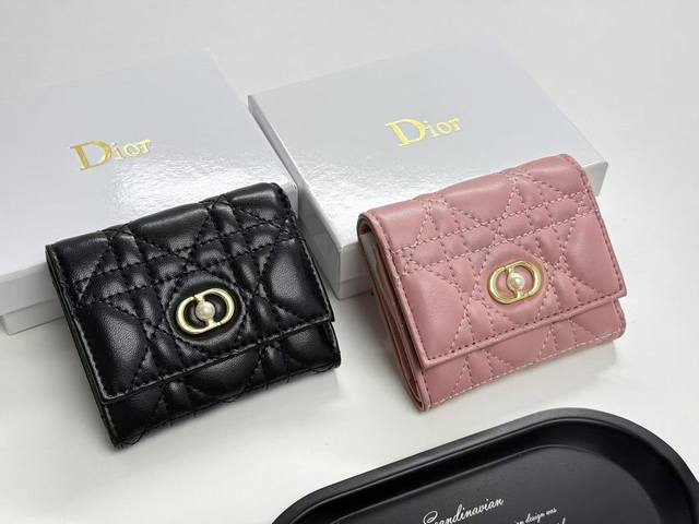Dior F05 Color Black Pink Size: 11*10*2 The latest model from Dior is now availa
