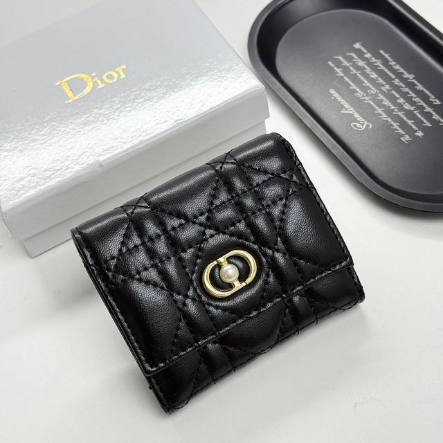 Dior F05 Color Black Pink Size: 11*10*2 The latest model from Dior is now availa