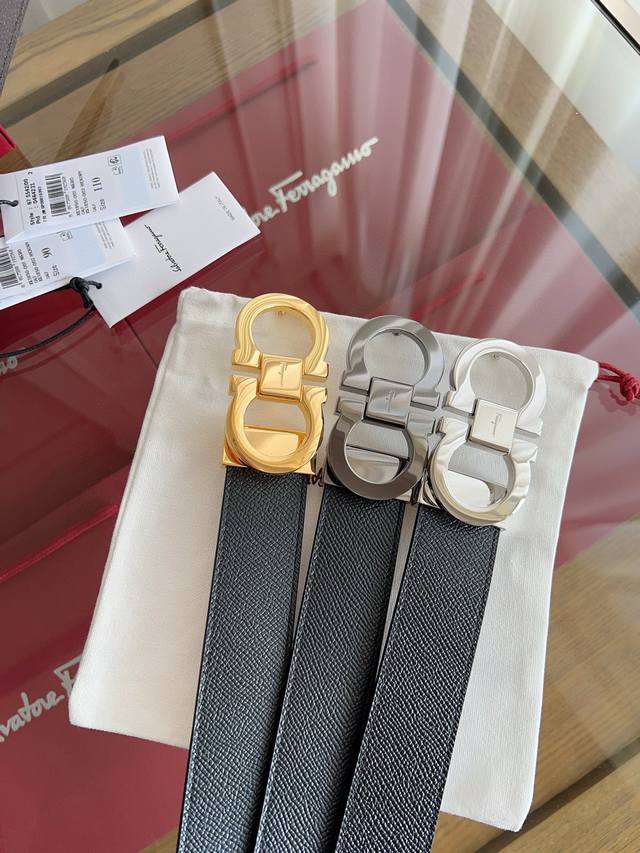 Ferragamo's new Ferragamo belt is made of top-grain cowhide with a delicate tex