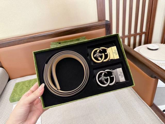 1 strap with two buckles 1 strap with 1 buckle Brand: Gucci Grade: Double buckle
