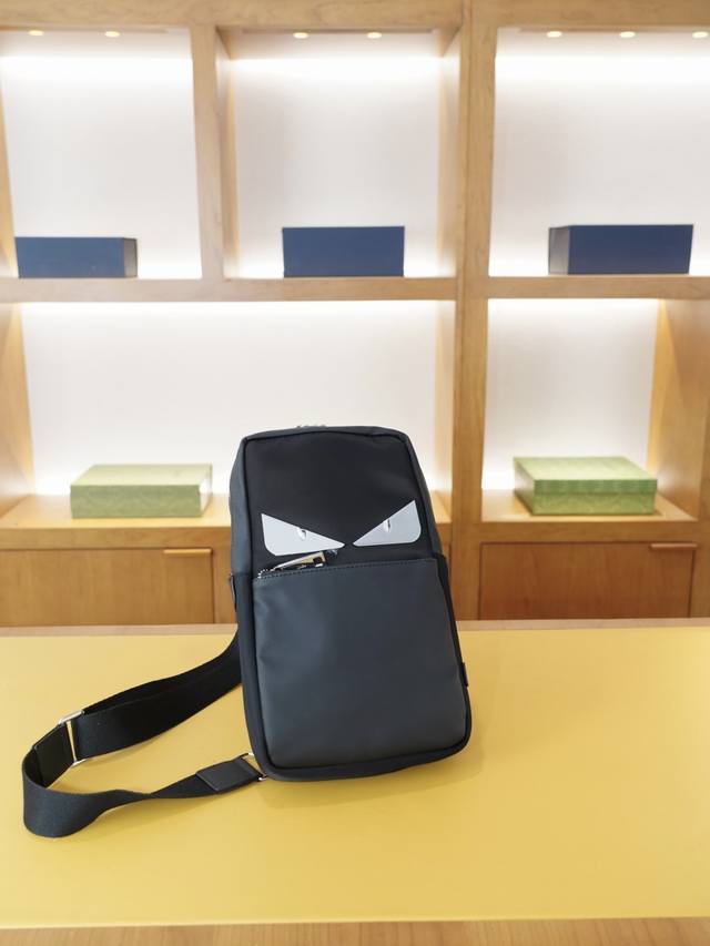 Fendi official website synchronized high version chest bag Timeless iconic produ