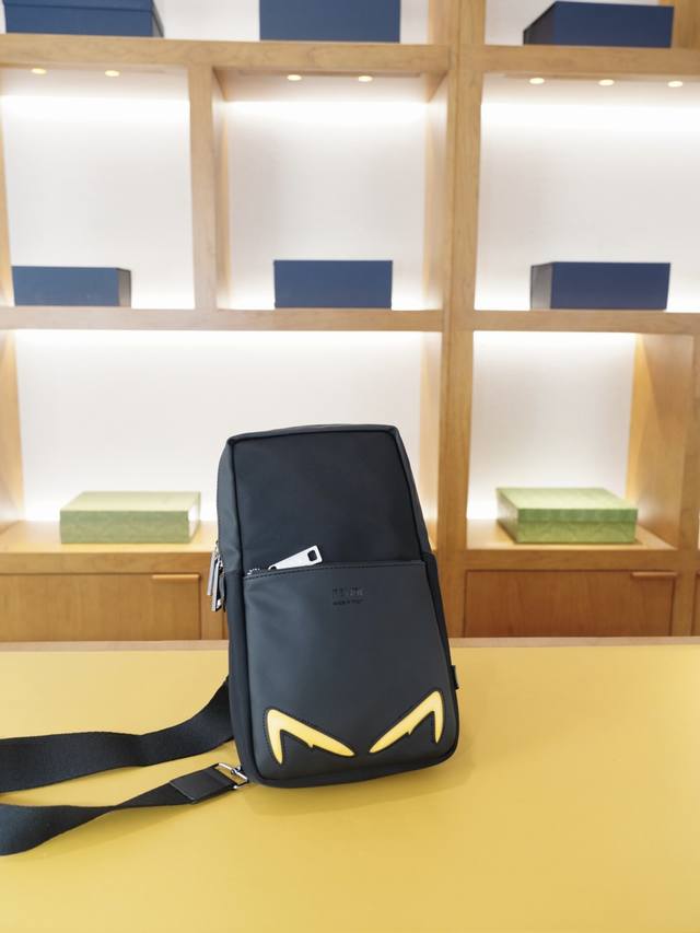 Fendi official website synchronized high version chest bag Timeless iconic produ