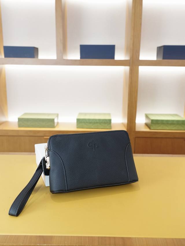 G High-end clutch bag synchronized with the official website. A hot item all ove