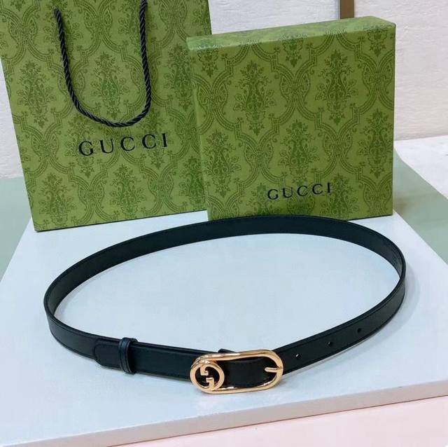 A very simple Gucci women's belt with a slim 2.0cm width. It is versatile and l