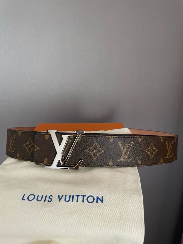 Louis Vuitton iconic letter metal buckle with classic checkerboard pattern widt