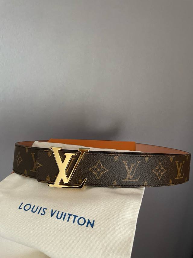 Louis Vuitton iconic letter metal buckle with classic checkerboard pattern widt