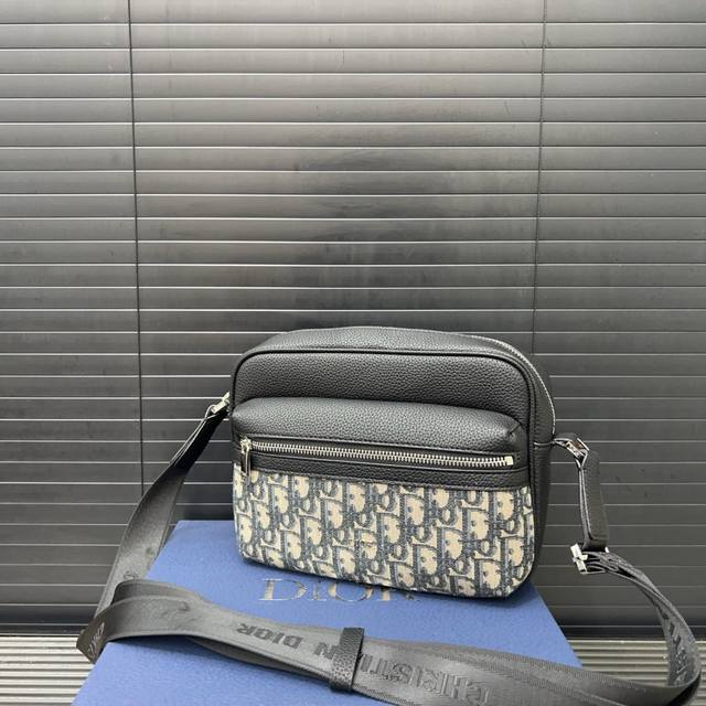 Dior Dior Rider 2.0 adjustable shoulder strap zipper closure messenger bag shoul