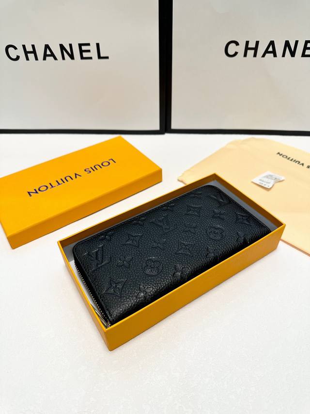 Color Black Size 19X10 Embossed cowhide Louis Vuitton's century-old classic her