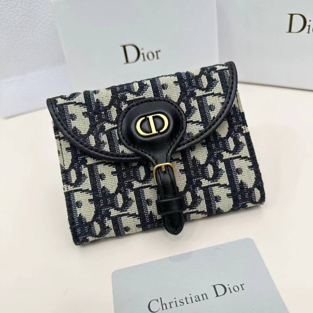 Dior D33 Color Black Size 10*8.9*2.2 The latest model from Dior is now available