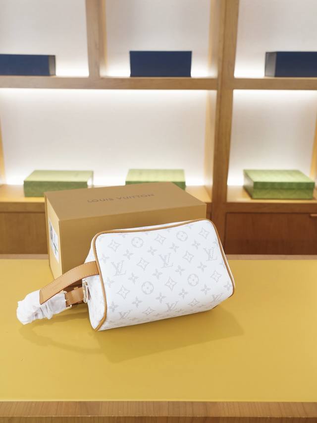 Lv High-end clutch bag from Louis Vuitton's official website. A hot item all ove