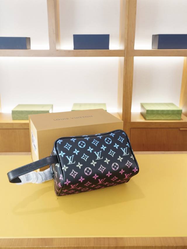 Lv High-end clutch bag from Louis Vuitton's official website. A hot item all ove