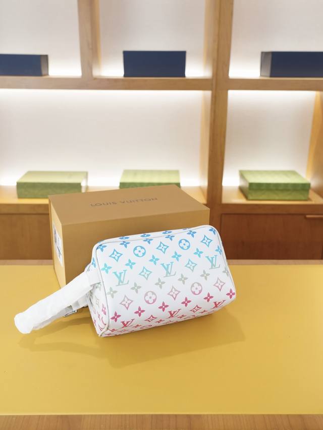 Lv High-end clutch bag from Louis Vuitton's official website. A global hit. Made
