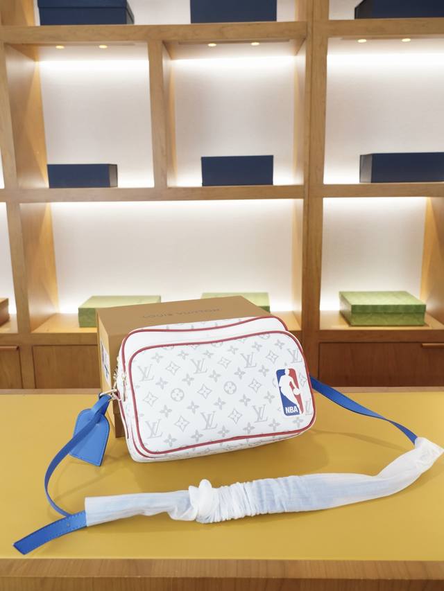 Louis Vuitton official website synchronized high version crossbody shoulder bag