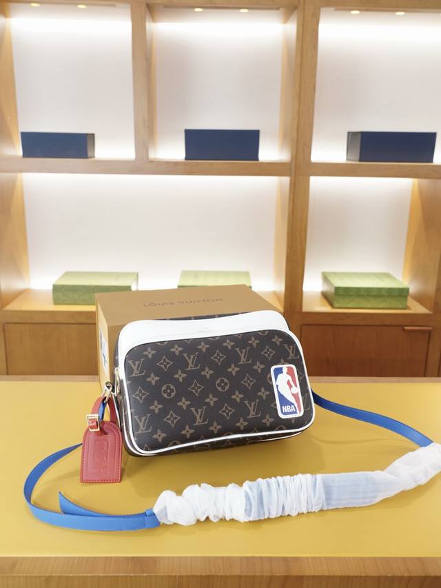 Louis Vuitton official website synchronized high version crossbody shoulder bag