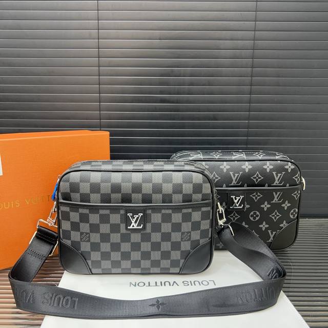 Louisvuitton Louis Vuitton Lv printed messenger bag camera bag unisex messenger