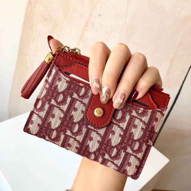 Dior 705 Color Black Red Size 12*9*1.5 The latest model from Dior is now availab