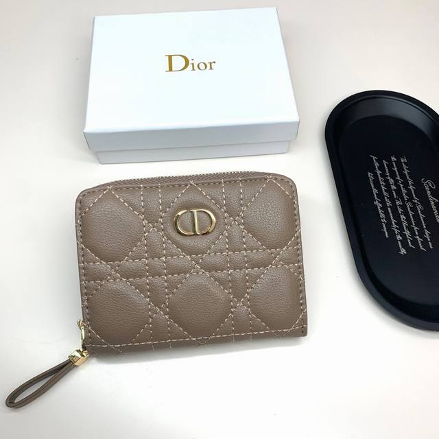 Dior 928 Color Black Gray Size 12*9*5 The latest model from Dior is now availabl