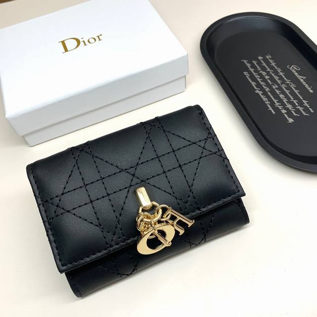 Dior 923 Color Black Blue Size: 11*8.5*3 The latest model from Dior! This mini L