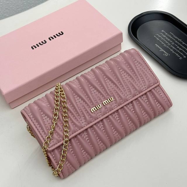 Miumiu 9886 Color Black Pink Red Size 19*10.5*3.5Miumiu latest model! The hottes