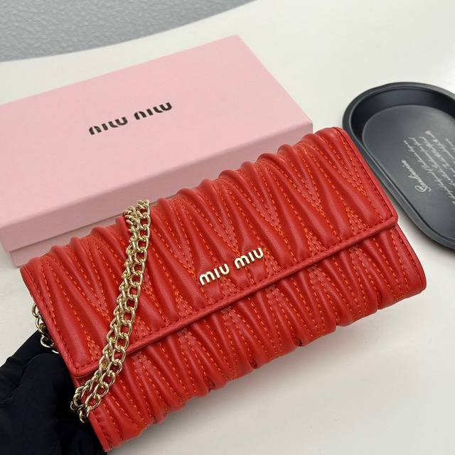 Miumiu 9886 Color Black Pink Red Size 19*10.5*3.5Miumiu latest model! The hottes
