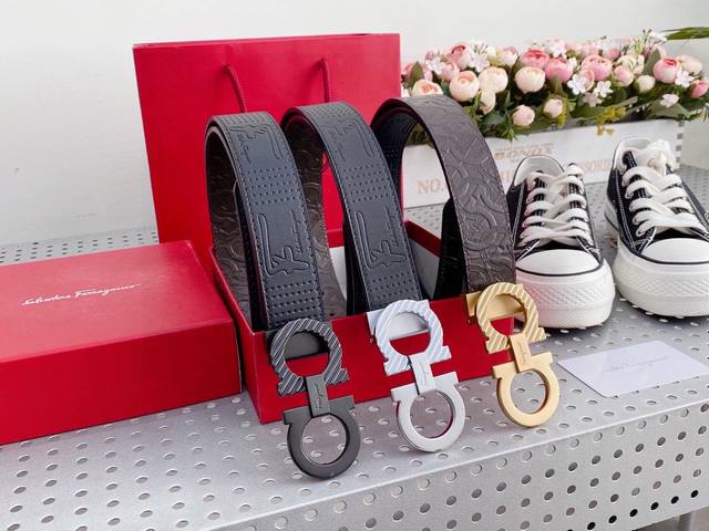 Ferragamo original double-sided imported calfskin belt. Both sides can be used,