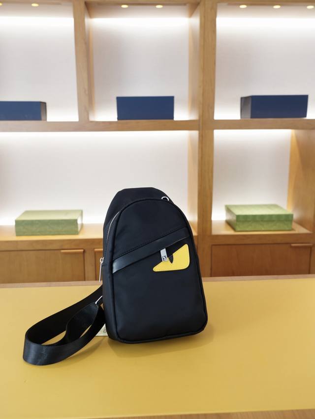 Fendi official website synchronized high version chest bag Timeless iconic produ
