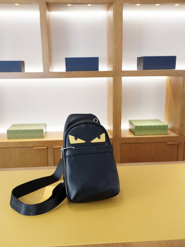 Fendi official website synchronized high version chest bag Timeless iconic produ