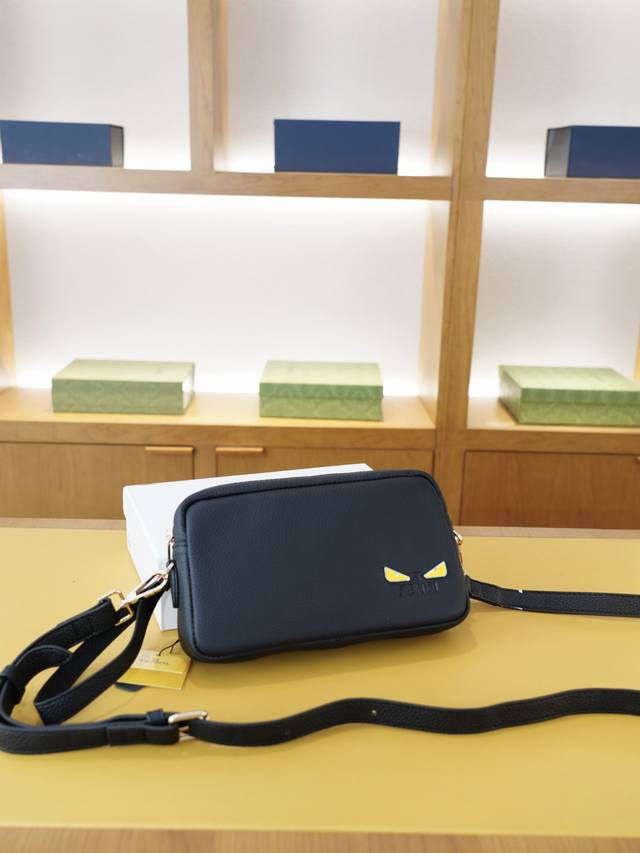 Fendi official website synchronized high version Clutch bag Crossbody shoulder b