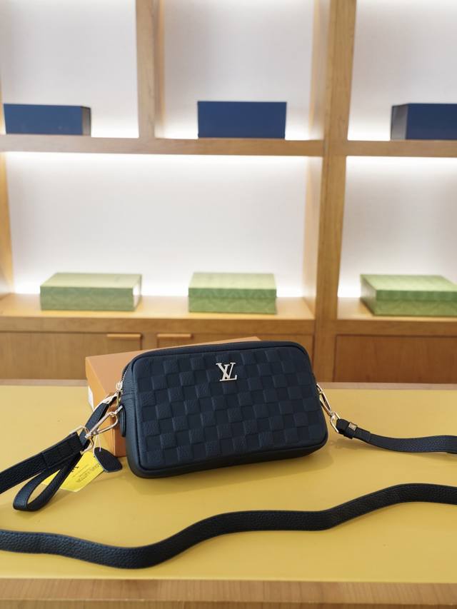 Louis Vuitton official website synchronized high version clutch bag crossbody s