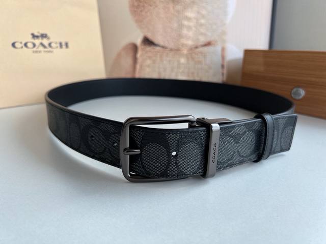 Coach Simple design for daily wear, combining fashion and practicality, close to