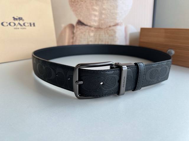 Coach Simple design for daily wear, combining fashion and practicality, close to