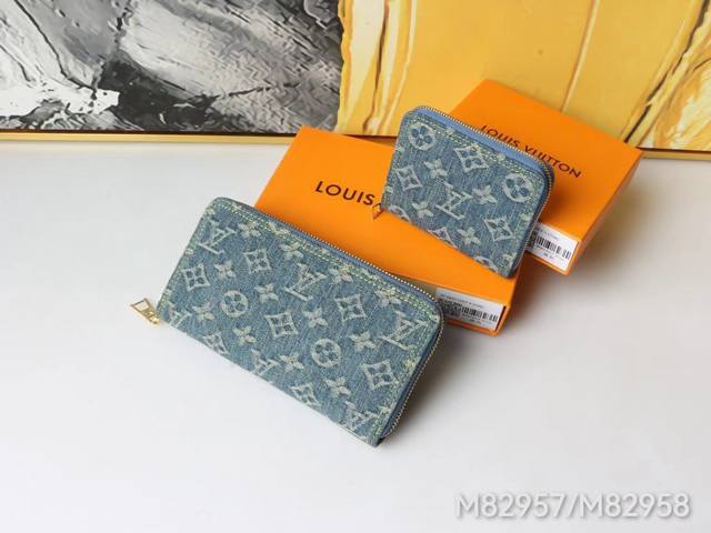 Color Blue Size 19.5X10.5M82958 This zipper wallet is reinterpreted in Monogram