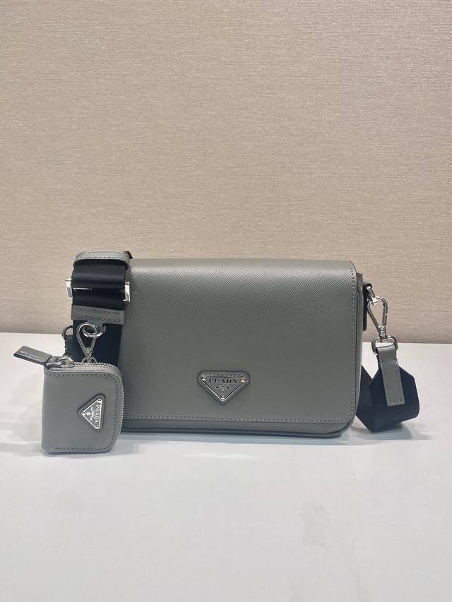 New 2Vd059 This shoulder bag is made of Saffiano leather. The single shoulder f