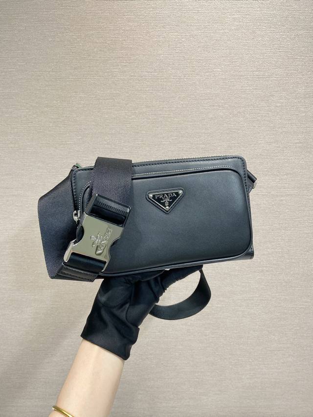 New waist bag 2Vh156 This simple and versatile waist bag chest bag is made of i
