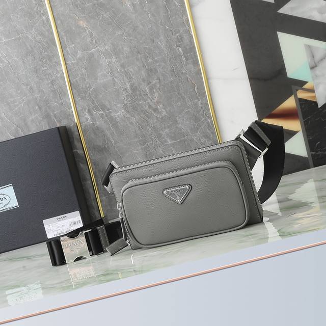 New waist bag 2Vh156 This simple and versatile waist bag chest bag adopts impor