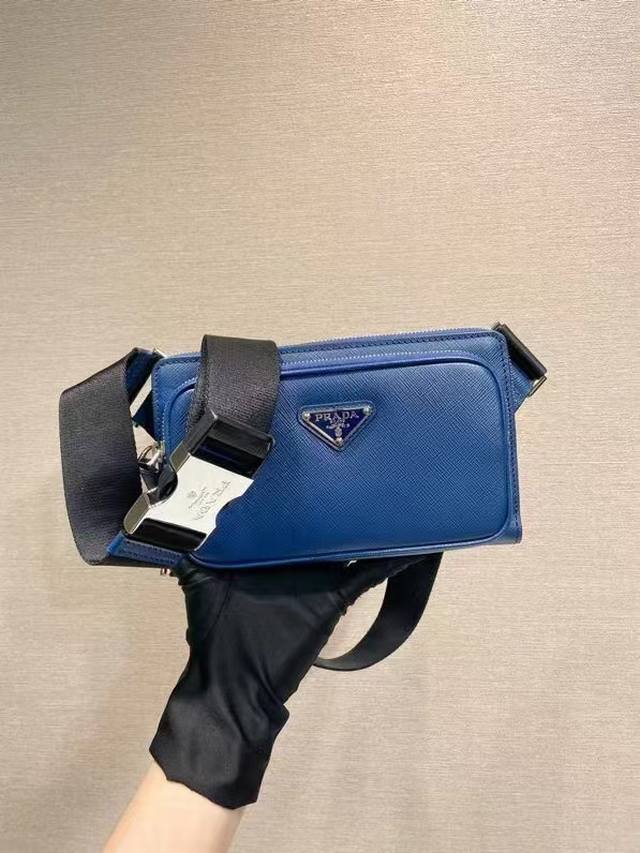 New waist bag 2Vh156 This simple and versatile waist bag chest bag adopts impor