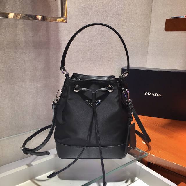 New Bucket Bag 1Be055 The latest nylon bucket bag, made of imported nylon fabri