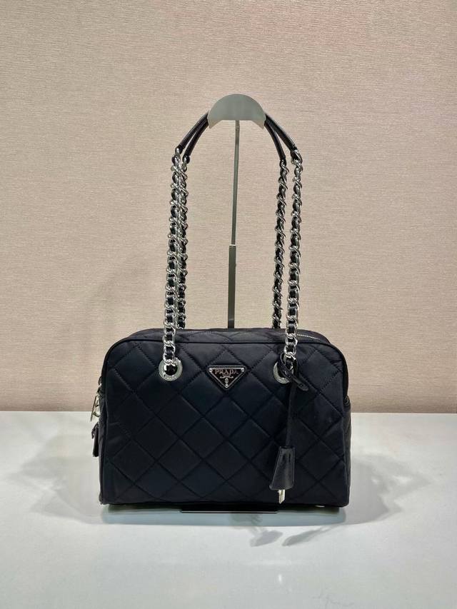 Used Camera Bag 1Bd641 Large This used camera bag is made of imported nylon fab