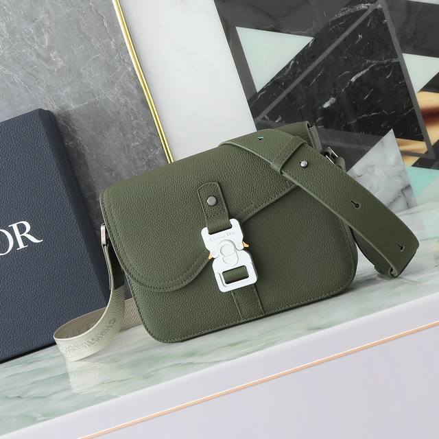 This Saddle messenger bag is sophisticated and stylish. Crafted from khaki grai