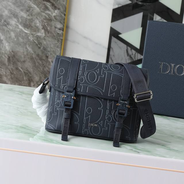 This flap messenger bag highlights Dior's couture spirit with a modern and styl