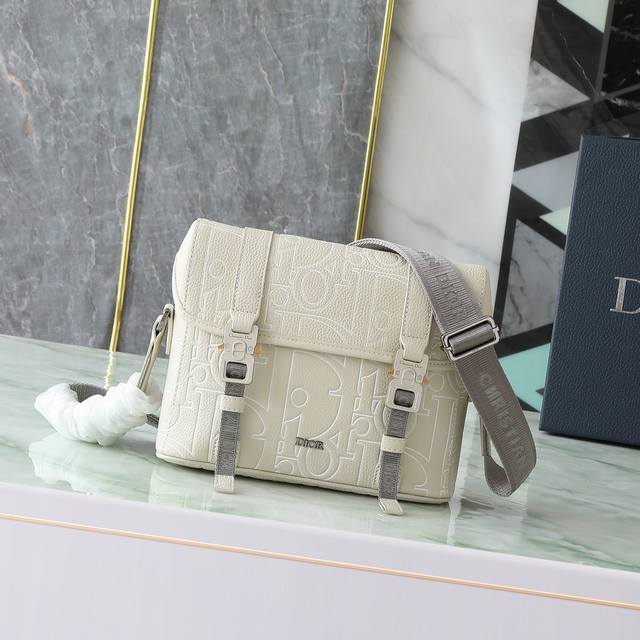 This flap messenger bag further enriches the Dior Hit The Road collection with