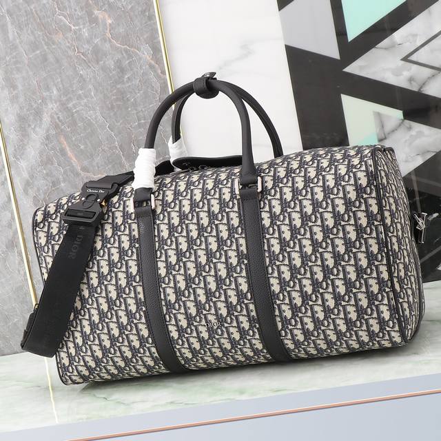 This Dior Lingot 50 handbag is a new arrival this season, practical and elegant,