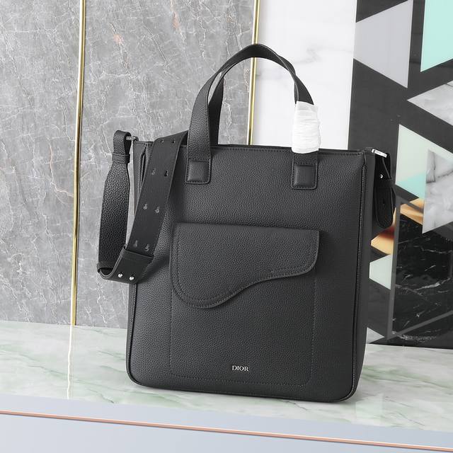This Saddle Bag exudes classic appeal with a sleek, elegant silhouette. Crafted