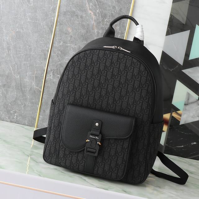 Saddle Zip Backpack Black Oblique print fabric and black... P30,000 Code: 1Adba