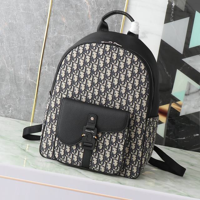 New to the Winter 2024 Men's Collection, this Saddle Zip Backpack features a st
