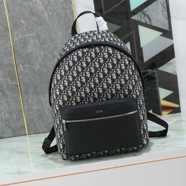 With a clean silhouette, the Rider backpack brings a fresh take on classic prep