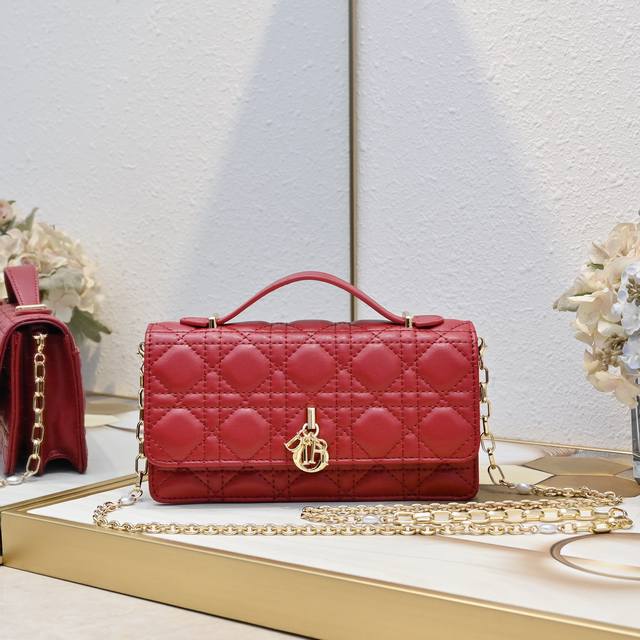 Model:Cd- Lambskin Lady Dior Pearl Clutch with BoxNew this season, this clutch w